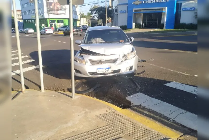 Acidente entre dois carros deixa um motorista ferido