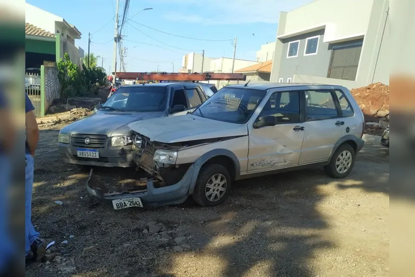 Acidente entre dois carros é registrado nesta manhã