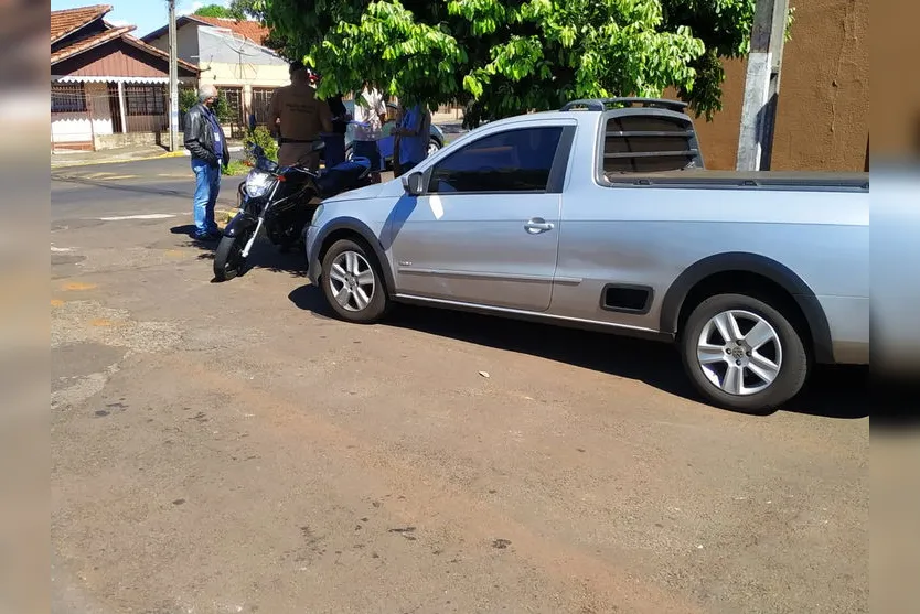 Acidente entre moto e carro acontece em cruzamento