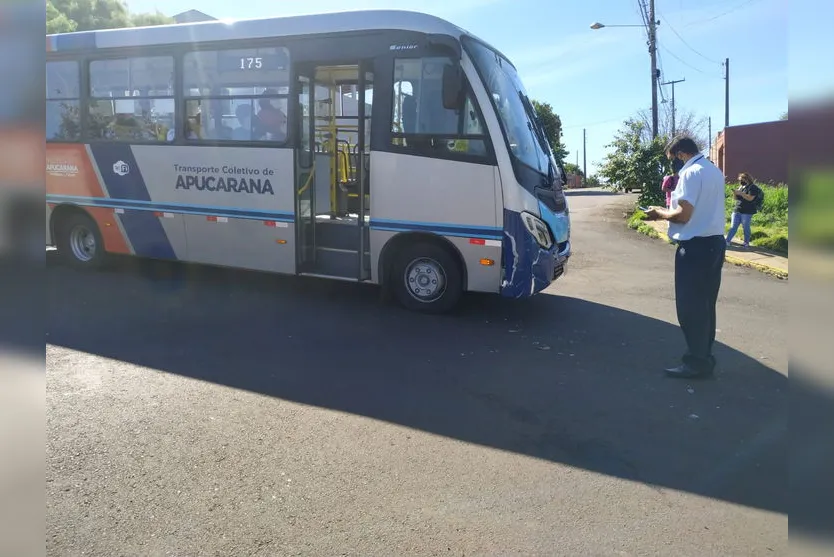 Acidente entre ônibus e carro é registrado em Apucarana