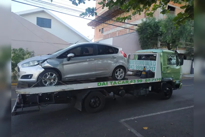 Acidente envolve três carros no centro de Apucarana