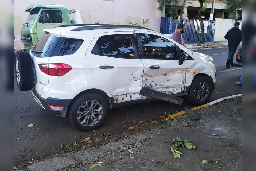 Acidente envolve três carros no centro de Apucarana