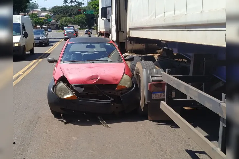 Acidente na Avenida Minas Gerais envolve três veículos