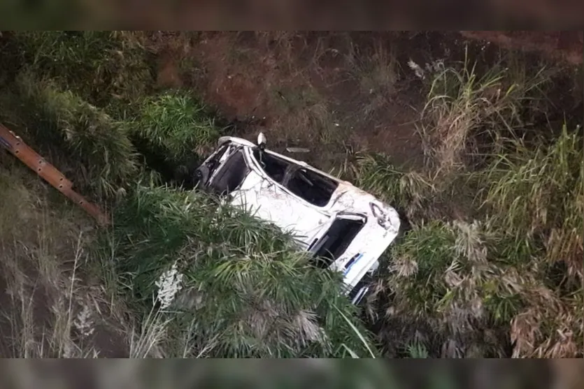 Após colisão com motocicleta, carro para em valeta no PR