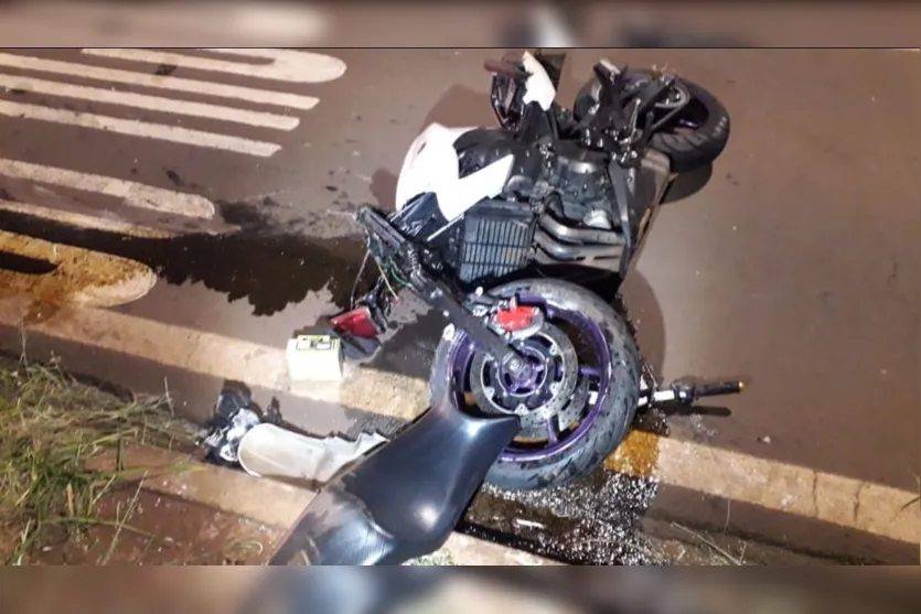 Após colisão com motocicleta, carro para em valeta no PR