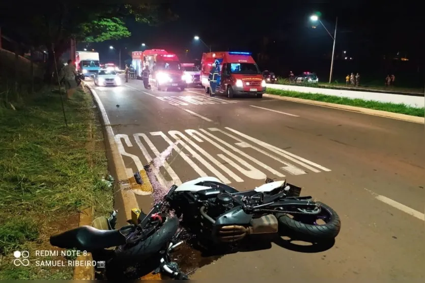 Após colisão com motocicleta, carro para em valeta no PR