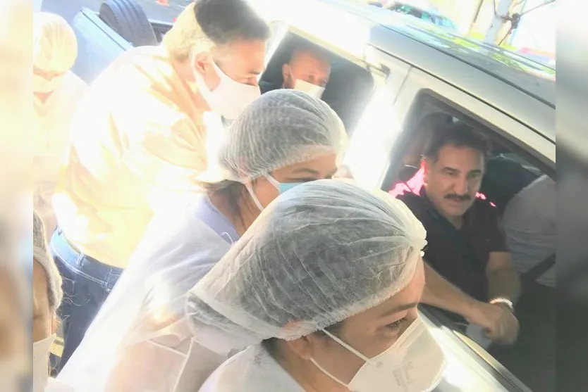 Apresentador Ratinho é vacinado contra covid em Apucarana