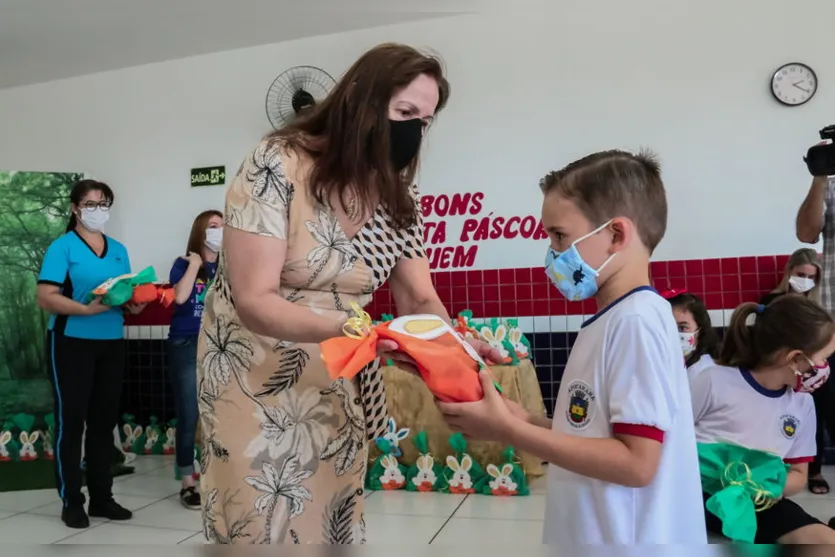 Apucarana distribui chocolates aos doze mil alunos
