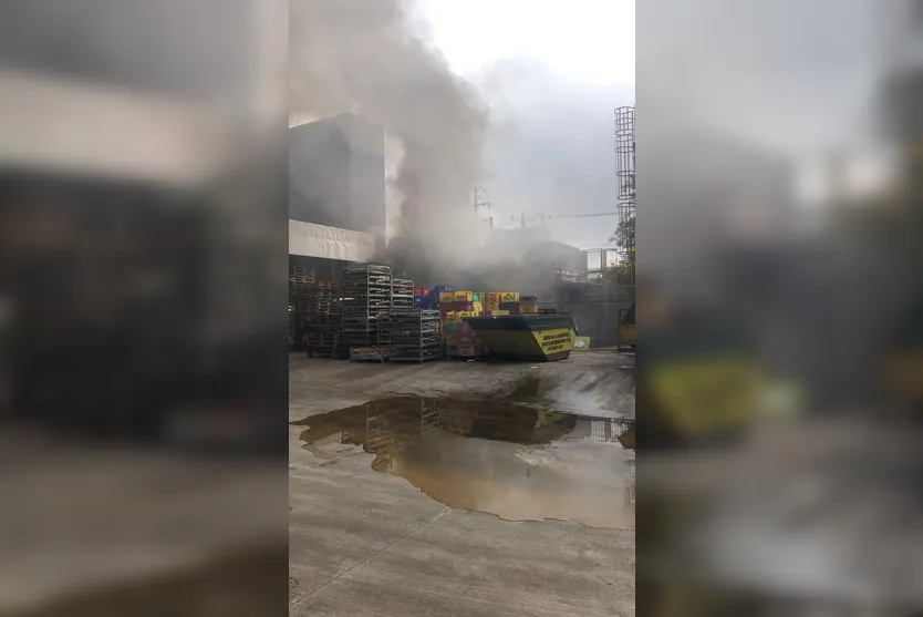 Bombeiros combatem incêndio em Supermercado; veja