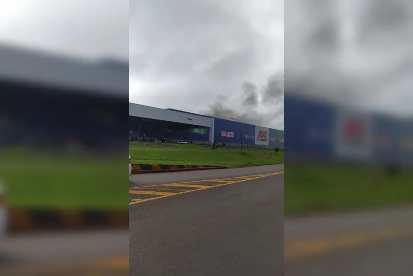 Bombeiros combatem incêndio em Supermercado; veja
