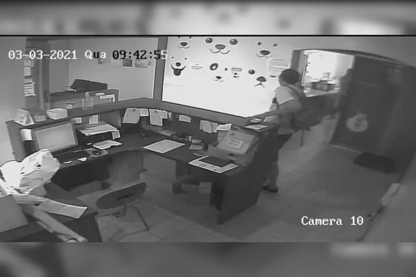 Câmera de segurança flagra 'cliente' furtando celular