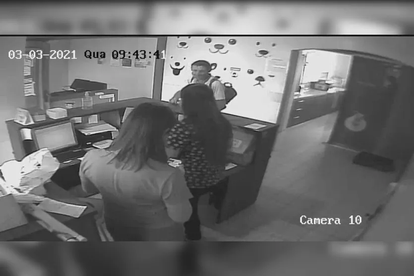 Câmera de segurança flagra 'cliente' furtando celular