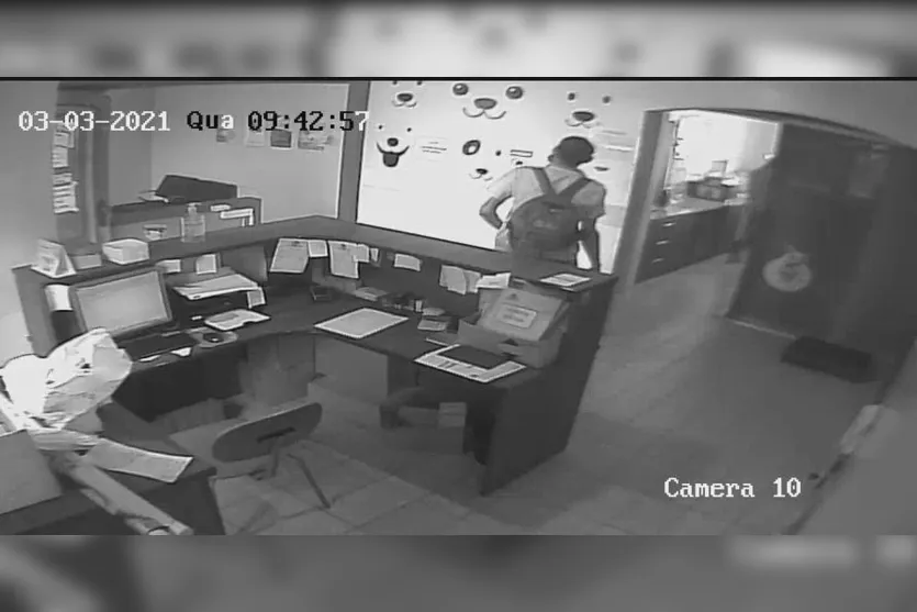Câmera de segurança flagra 'cliente' furtando celular
