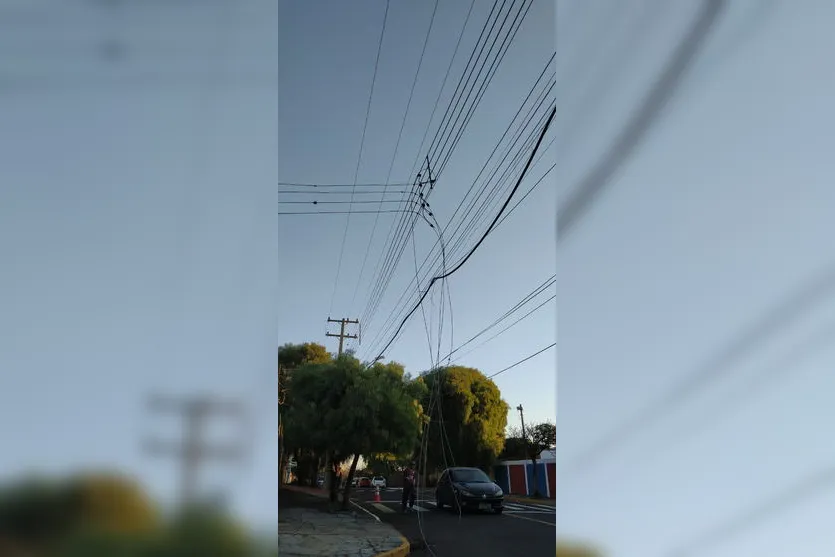 Caminhão enrosca em fios e derruba poste em Apucarana