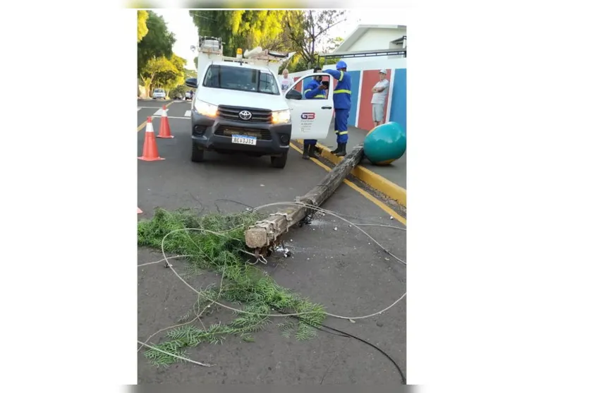 Caminhão enrosca em fios e derruba poste em Apucarana