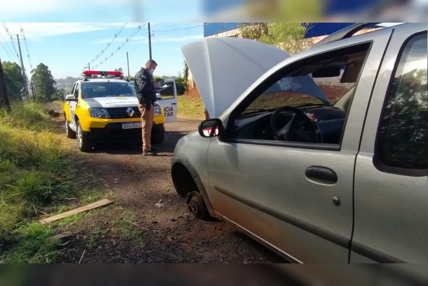 Camionete furtada é localizada sem pneus e bateria