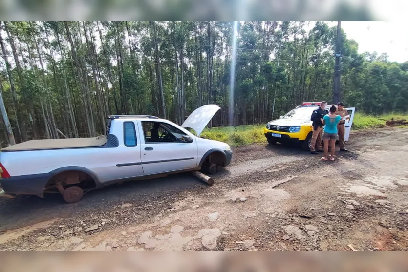 Camionete furtada é localizada sem pneus e bateria