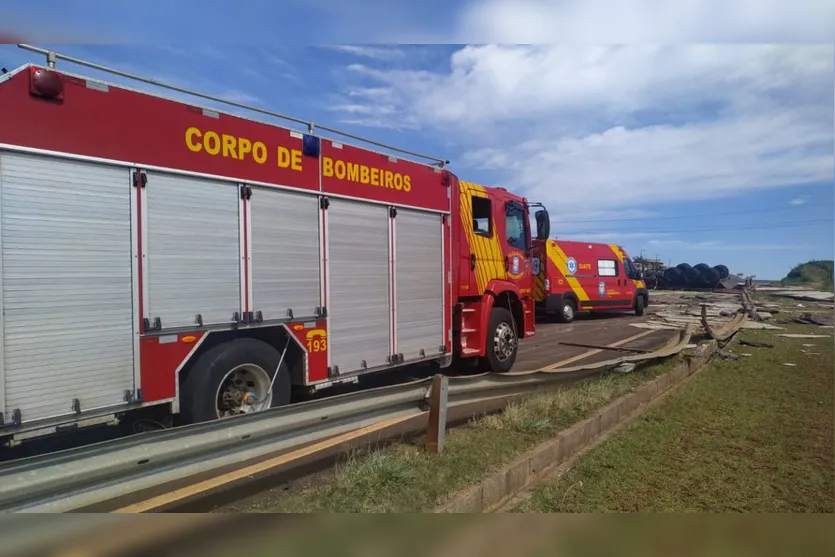 Carreta carregada com madeira tomba e bloqueia BR-376; veja