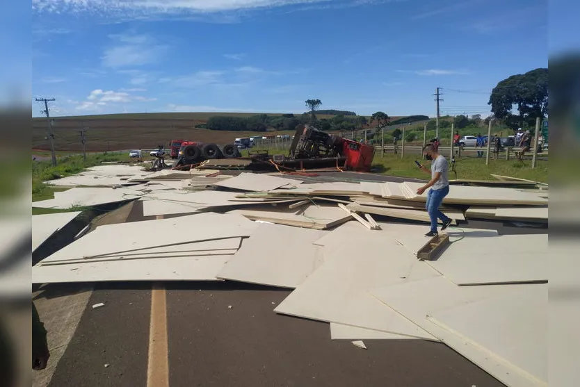 Carreta carregada com madeira tomba e bloqueia BR-376; veja