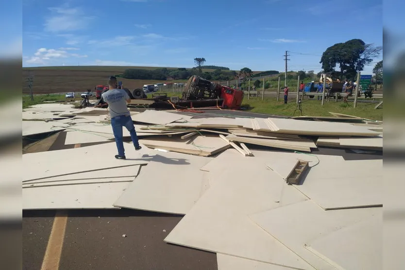 Carreta carregada com madeira tomba e bloqueia BR-376; veja