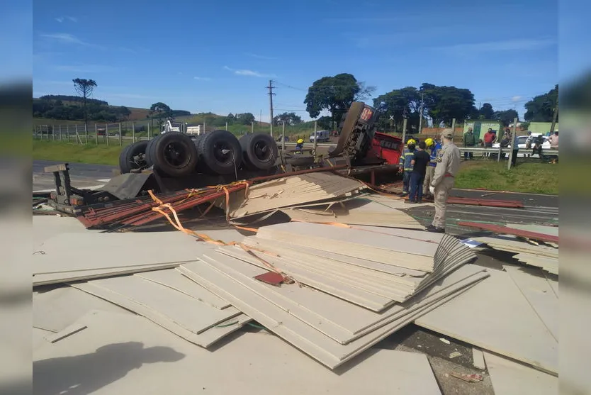 Carreta carregada com madeira tomba e bloqueia BR-376; veja
