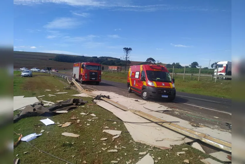 Carreta carregada com madeira tomba e bloqueia BR-376; veja