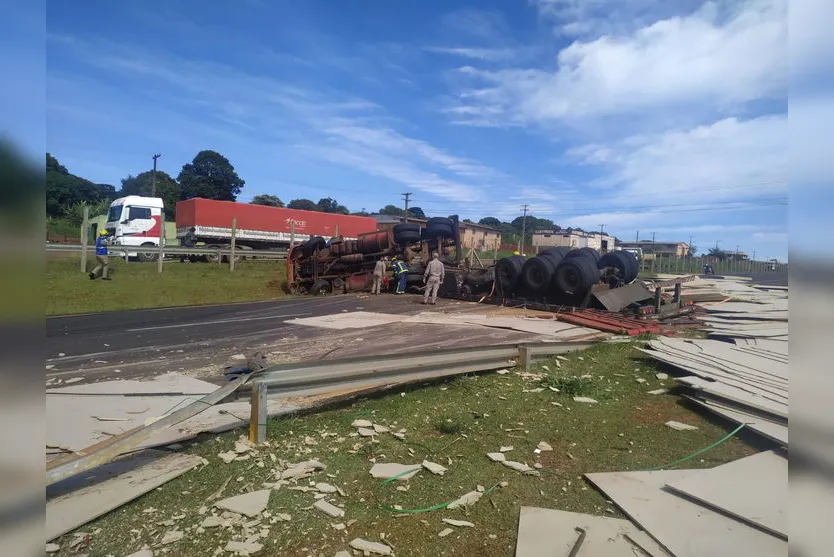 Carreta carregada com madeira tomba e bloqueia BR-376; veja