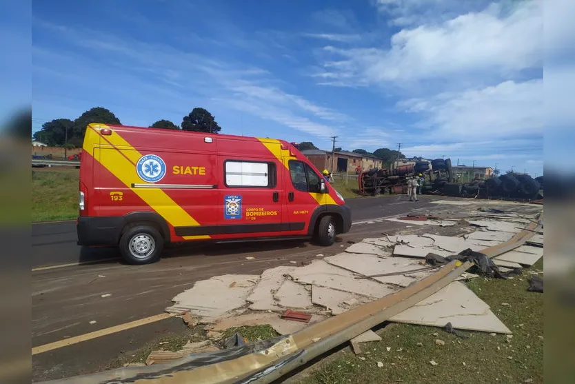 Carreta carregada com madeira tomba e bloqueia BR-376; veja