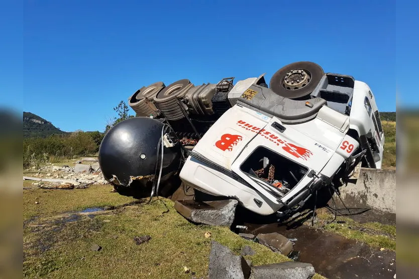 Carreta carregada de óleo vegetal tomba na BR-376