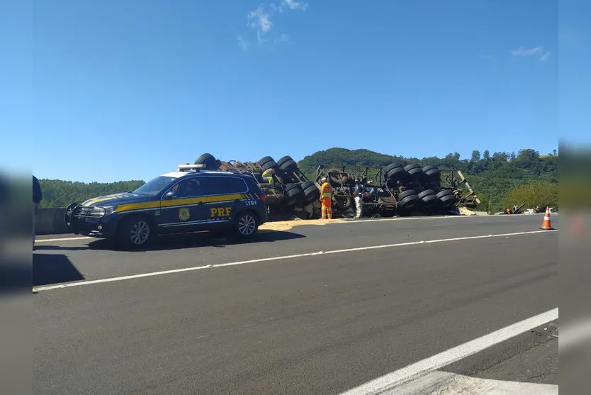 Carreta carregada de óleo vegetal tomba na BR-376