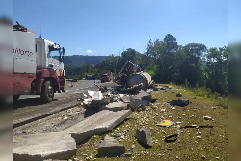 Carreta carregada de óleo vegetal tomba na BR-376