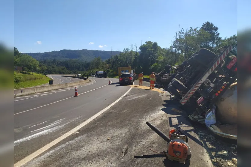 Carreta carregada de óleo vegetal tomba na BR-376