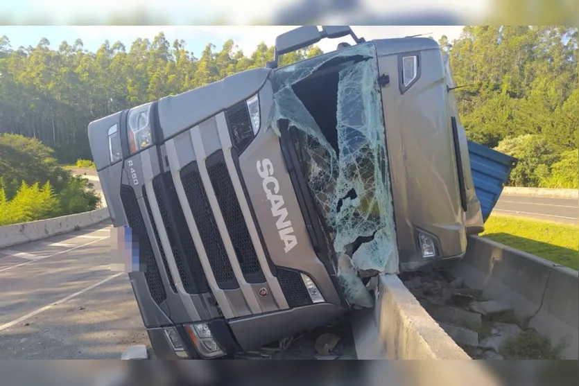 Carreta com painéis solares tomba entre Mauá e Ortigueira