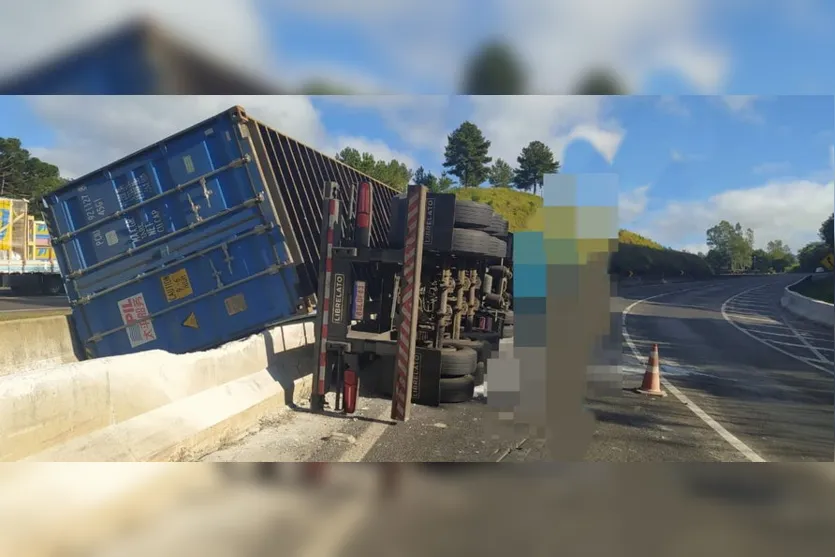 Carreta com painéis solares tomba entre Mauá e Ortigueira