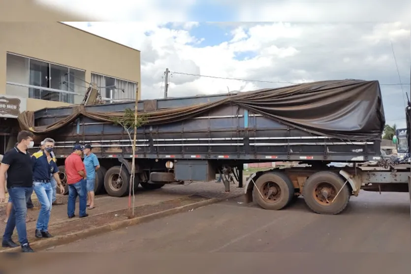 Carreta desgovernada invade padaria em Manoel Ribas