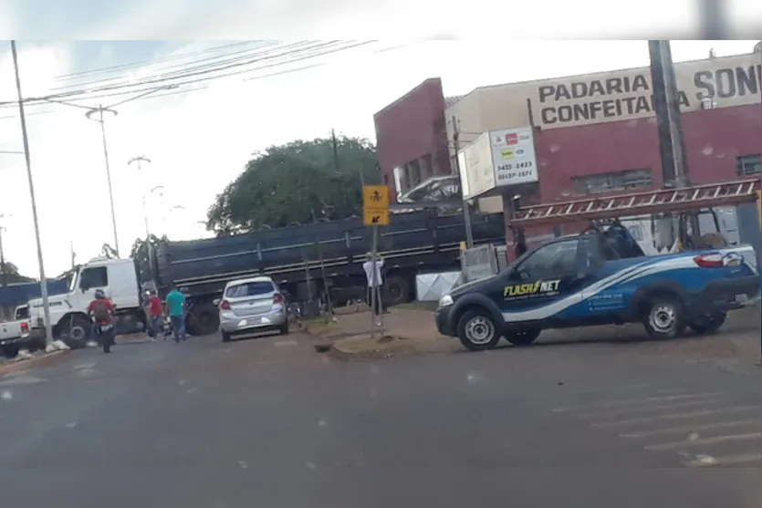 Carreta desgovernada invade padaria em Manoel Ribas