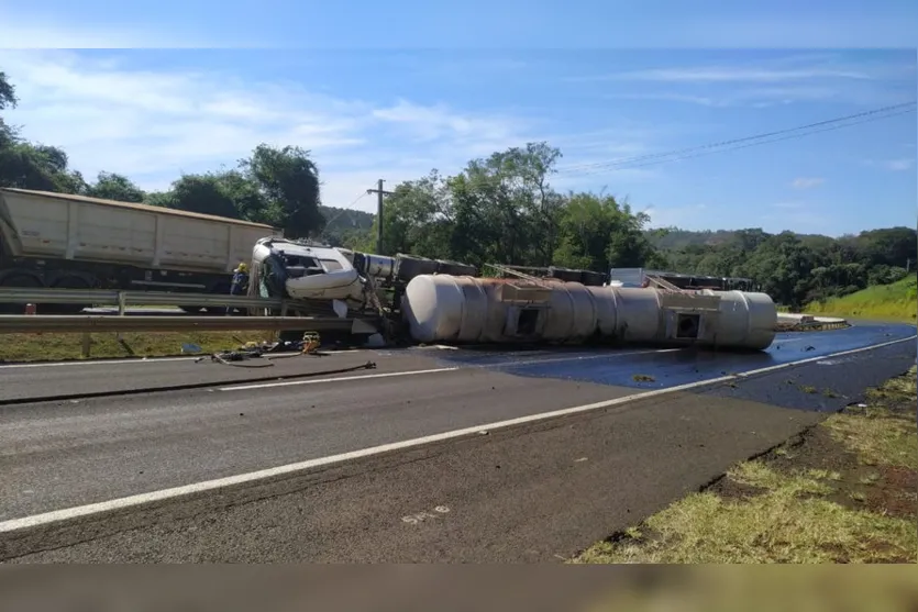 Carreta tanque tomba no Contorno Sul; combustível na pista