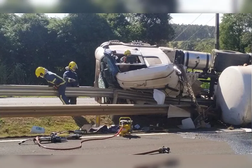 Carreta tanque tomba no Contorno Sul; combustível na pista