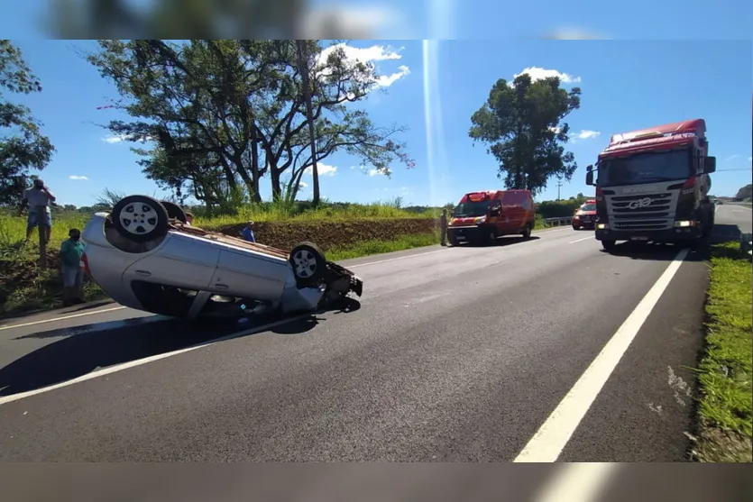 Carro capota no Contorno Sul em Apucarana; veja