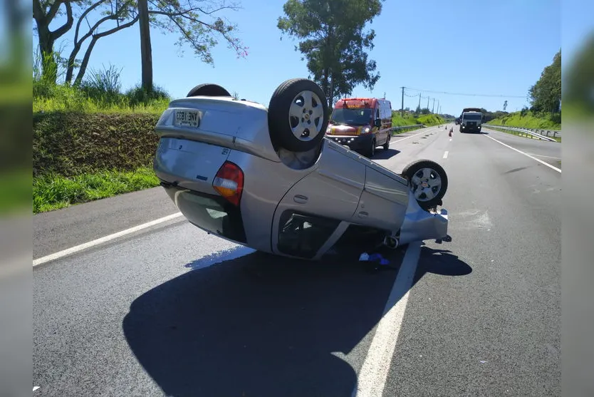 Carro capota no Contorno Sul em Apucarana; veja