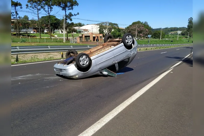 Carro capota no Contorno Sul em Apucarana; veja