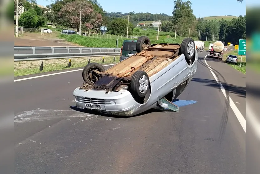 Carro capota no Contorno Sul em Apucarana; veja