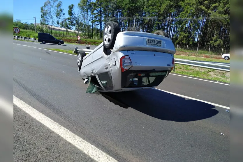 Carro capota no Contorno Sul em Apucarana; veja