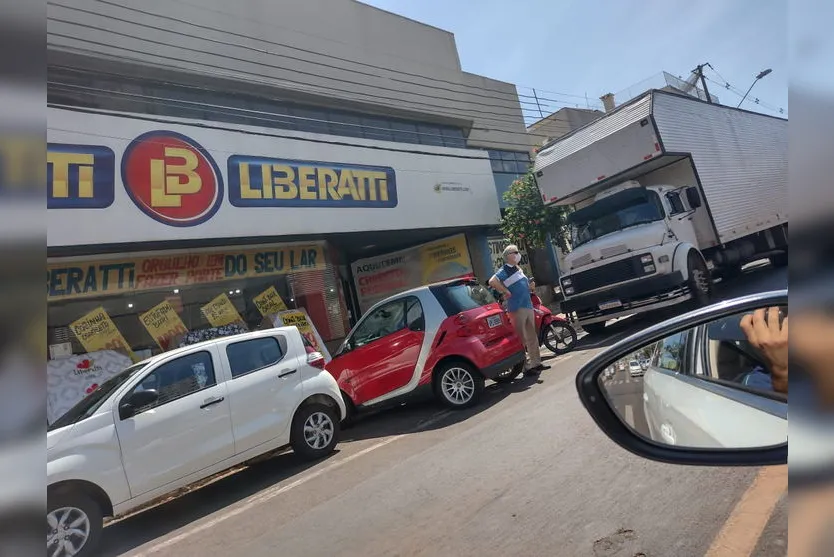 Carro 'estacionado' no centro de Apucarana chama a atenção