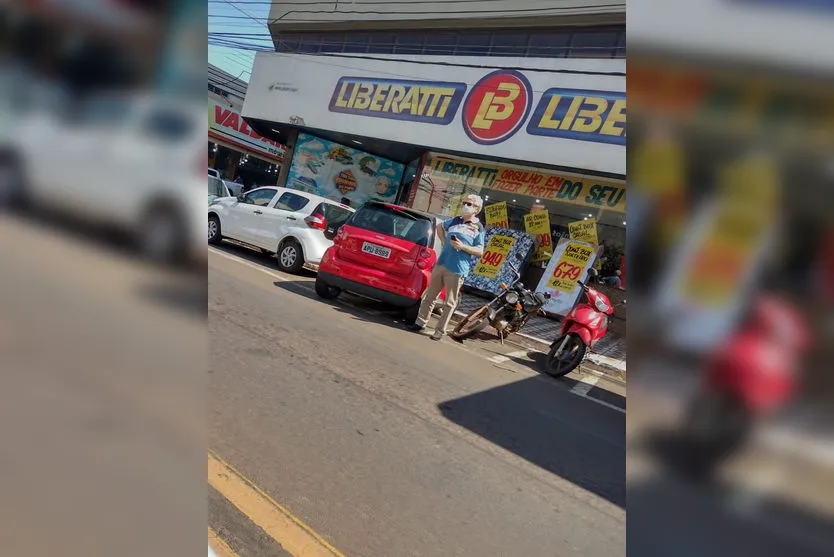 Carro 'estacionado' no centro de Apucarana chama a atenção