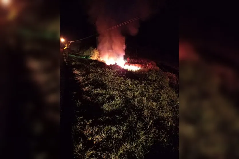 Carro fica destruído após pegar fogo na BR-376