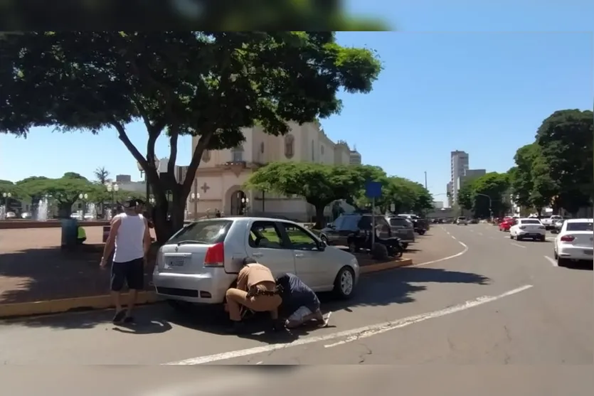 Carro 'perde' pneu no centro de Apucarana e PM ajuda