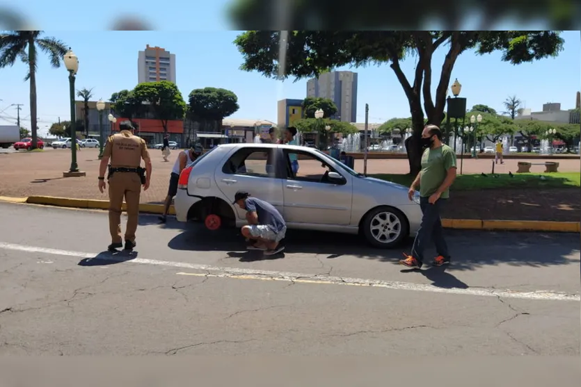 Carro 'perde' pneu no centro de Apucarana e PM ajuda