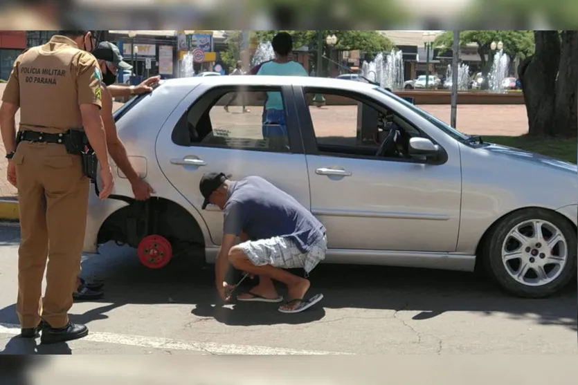 Carro 'perde' pneu no centro de Apucarana e PM ajuda