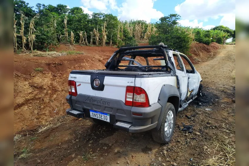 Carro que seria vendido pega fogo e fica destruído; veja